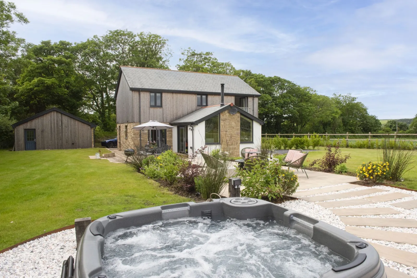 A patio walk way to the hot tub - Highfield Barton