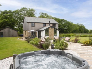 A patio walk way to the hot tub - Highfield Barton