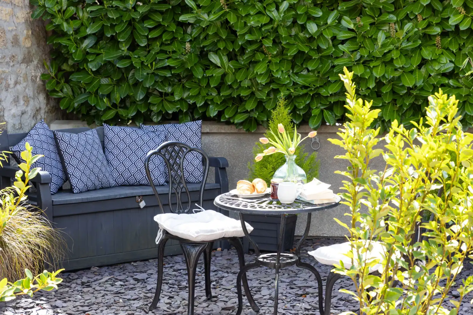 Out door garden and seating area with outdoor dining options - Apothecary Cottage