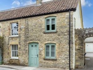 Charming property exterior in the the village of Wedmore - Apothecary Cottage
