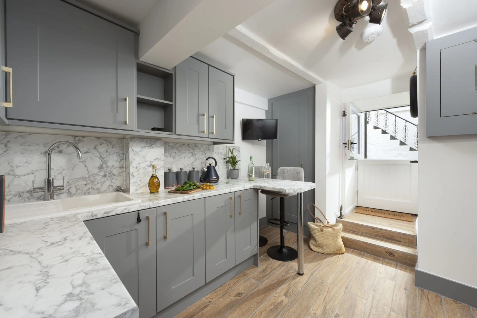 Kitchen, Breakfast Bar, TV-Fond Memories Cottage