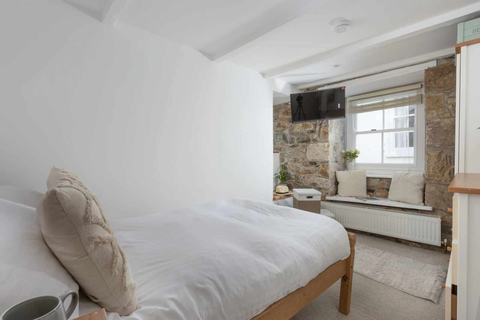 Double Bed, TV, Window Seat-Fond Memories Cottage