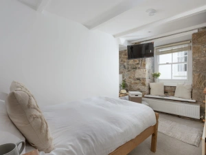 Double Bed, TV, Window Seat-Fond Memories Cottage