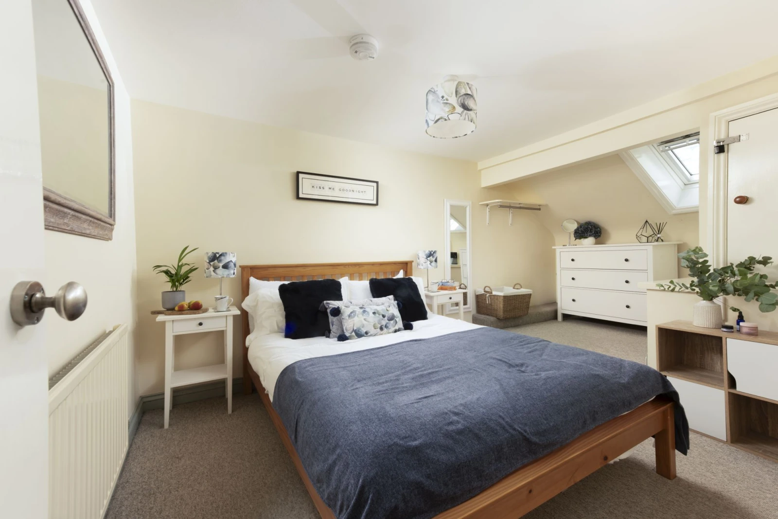 Spacious bedroom with king size bed - Bessie Ellen's Cottage