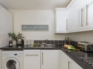 Kitchen with toaster, kettle, washing machine and fridge/freezer - Bessie Ellen's Cottage