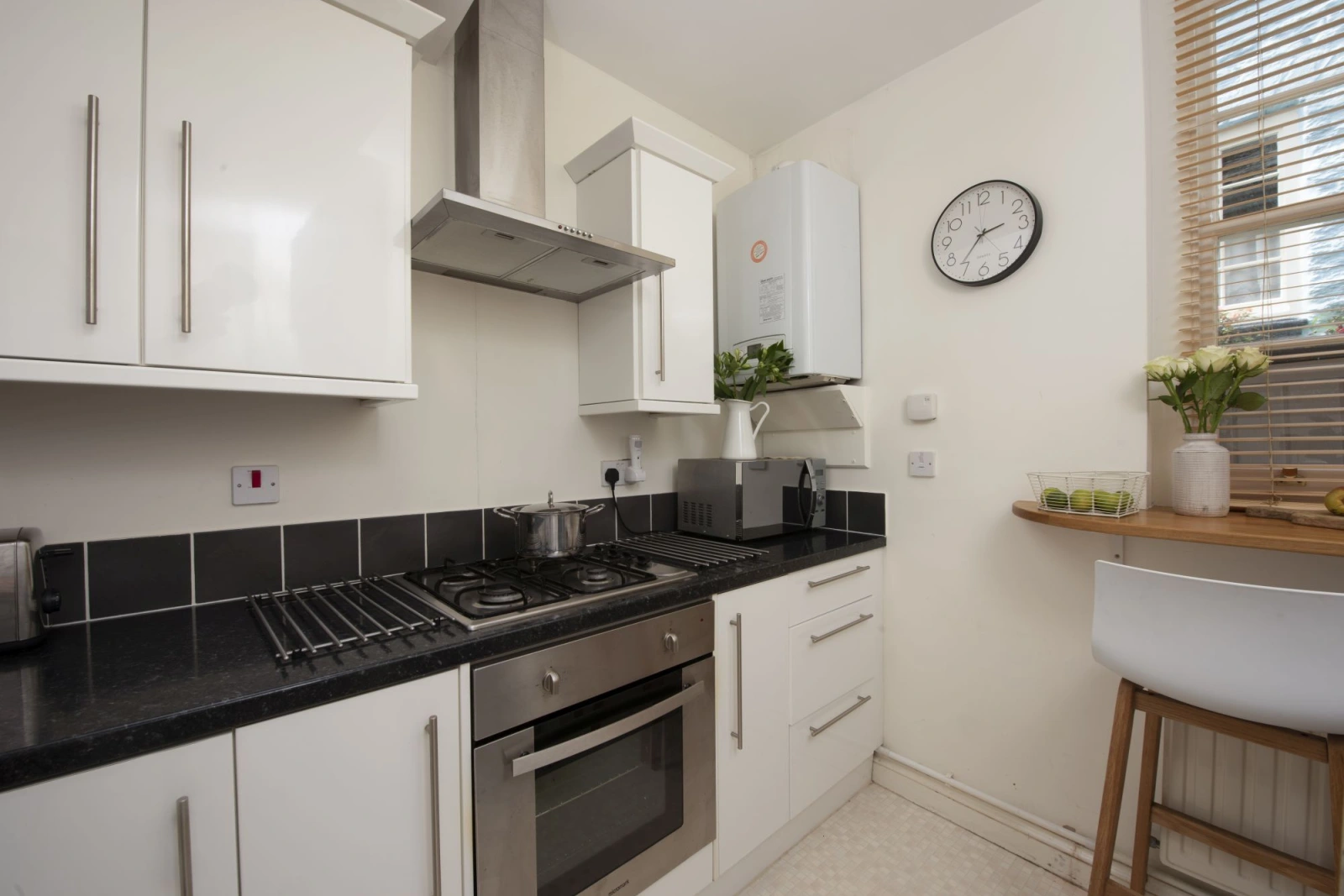 Kitchen with oven, hob, and microwave - Bessie Ellen's Cottage