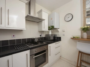 Kitchen with oven, hob, and microwave - Bessie Ellen's Cottage