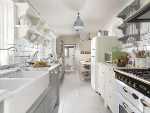 Well equipped kitchen with range cooker,  Delonghi Dolce Gusto, Dishwasher and Smeg fridge/freezer - Almond Cottage