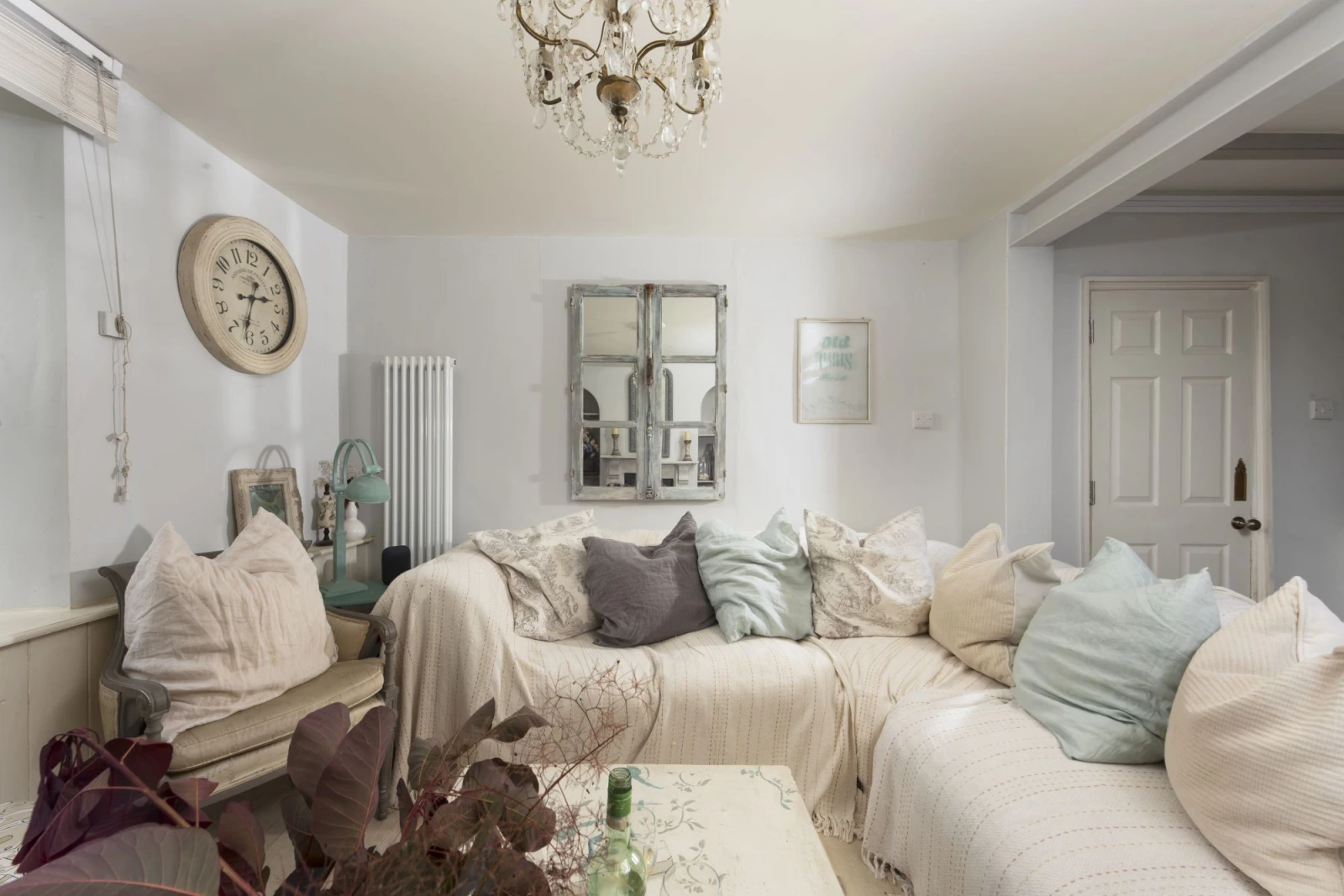 Cosy living area with sofas and coffee table - Almond Cottage 