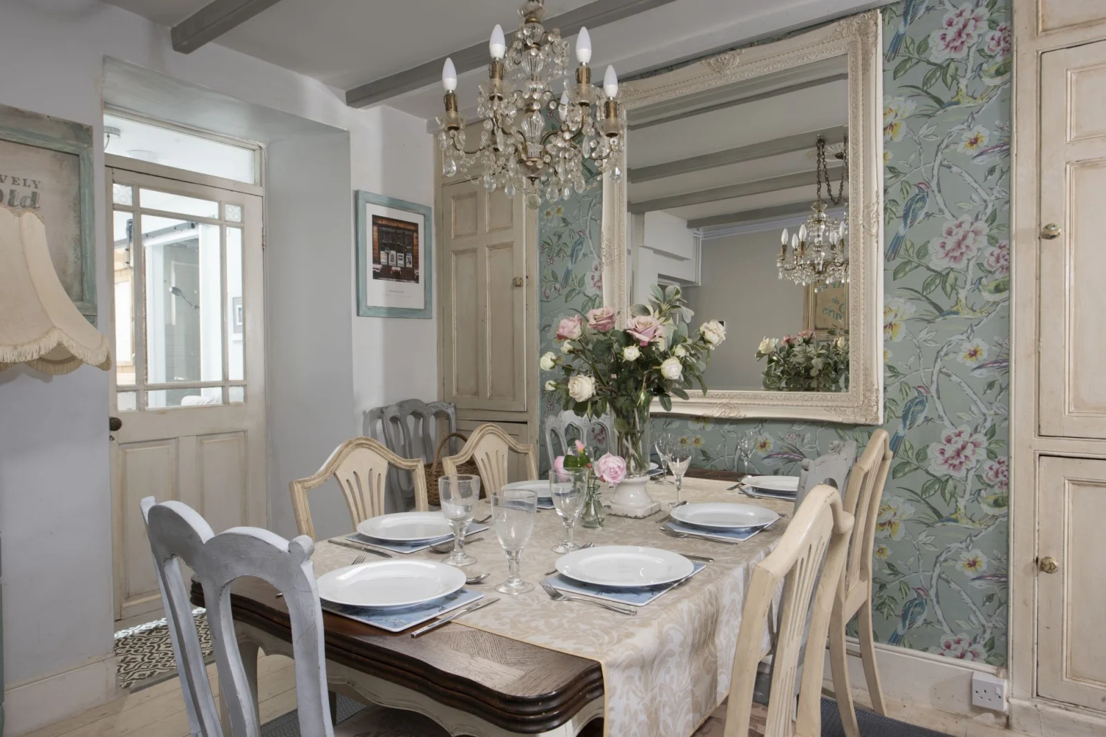 Vintage dining room, seating for 5 - Almond Cottage