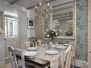 Vintage dining room, seating for 5 - Almond Cottage