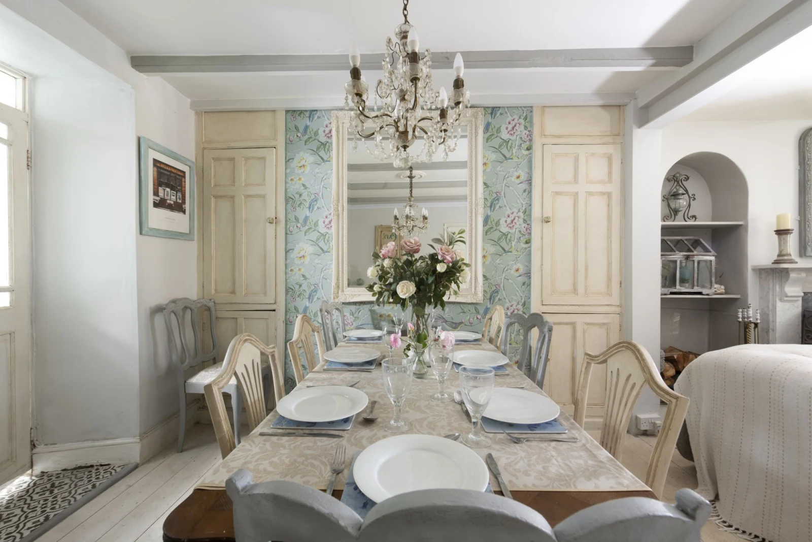 Dining room with chandelier - Almond cottage 