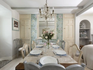 Dining room with chandelier - Almond cottage 