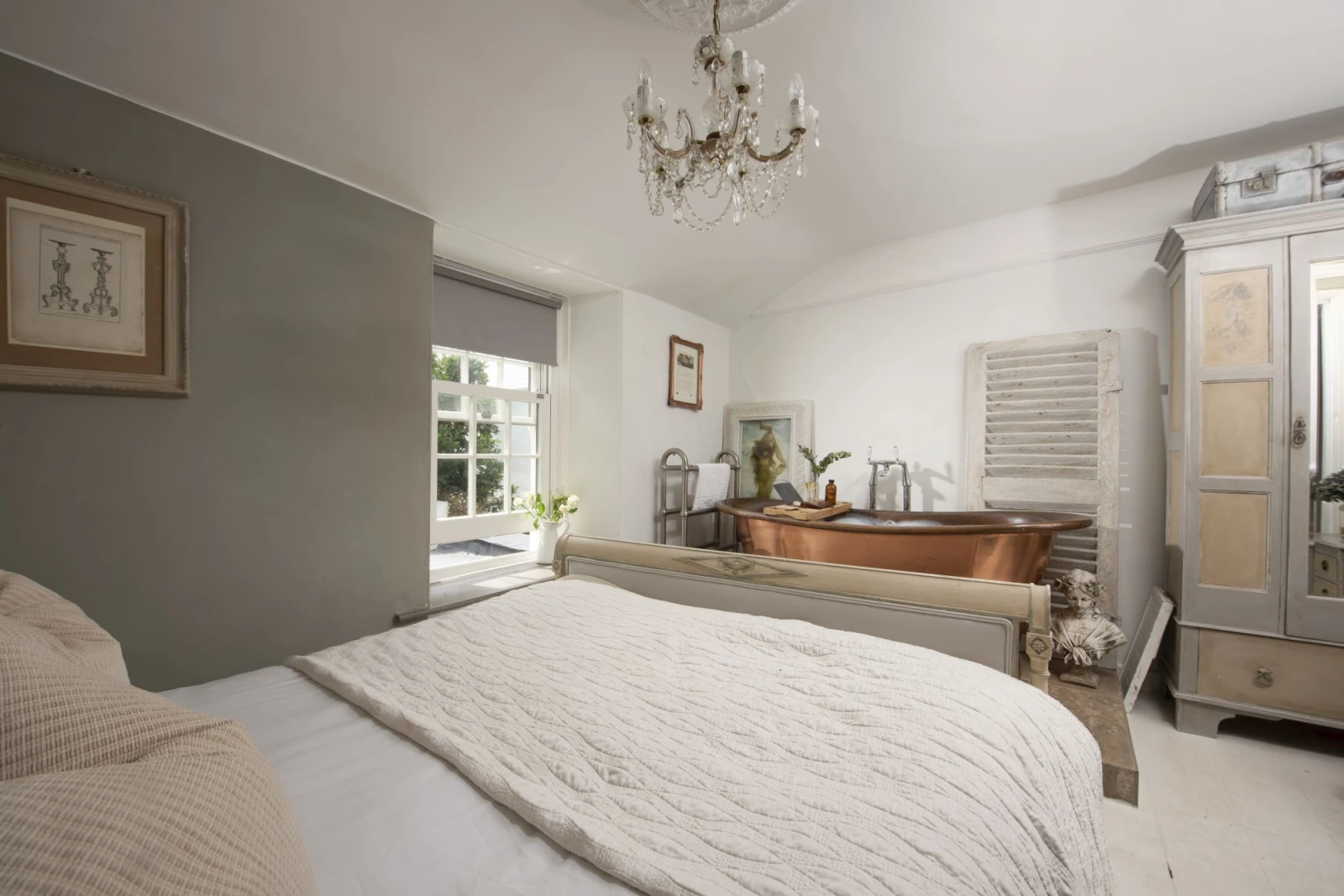 Master bedroom with copper bath tub - Almond Cottage