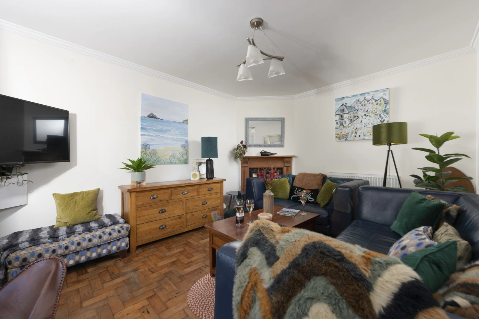 Living room equipped with a Smart TV & DVD player - Trevethen Cottage