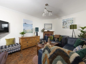 Living room equipped with a Smart TV & DVD player - Trevethen Cottage