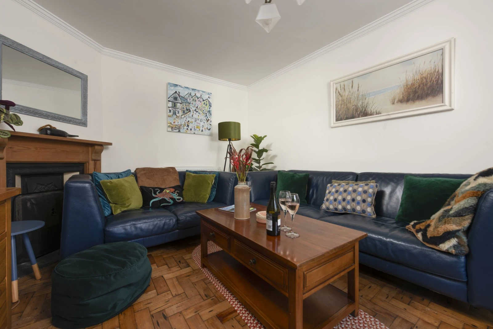 Living room with a DAB radio - Trevethen Cottage