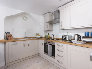 Kitchen with toaster, kettle and cafetiere - 4 Quayside