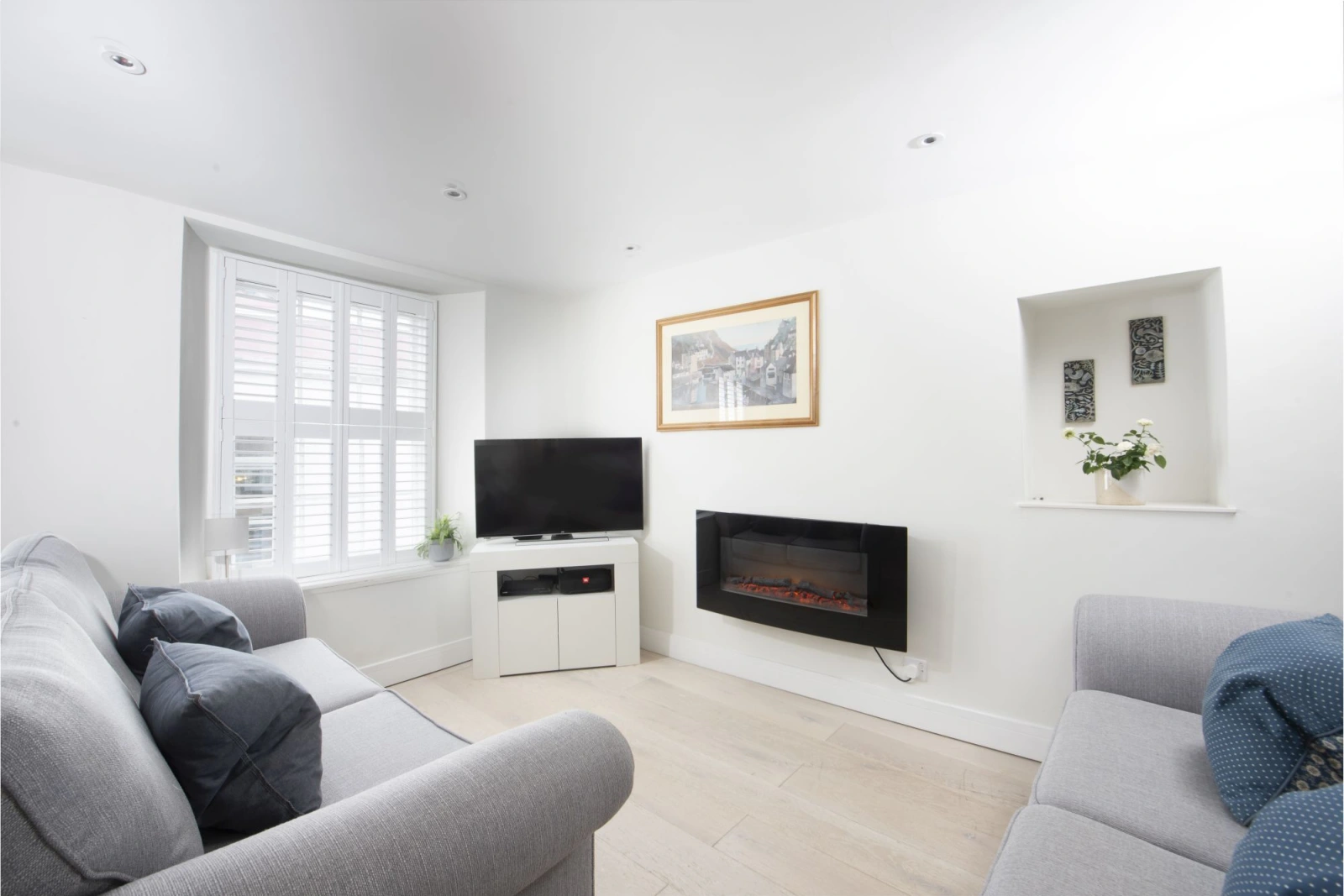 Smart TV and free wifi with electric fire - 4 Quayside