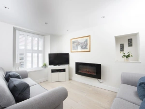 Smart TV and free wifi with electric fire - 4 Quayside