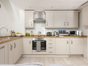 Kitchen with slim dishwasher, cooker and hob, microwave - 4 Quayside