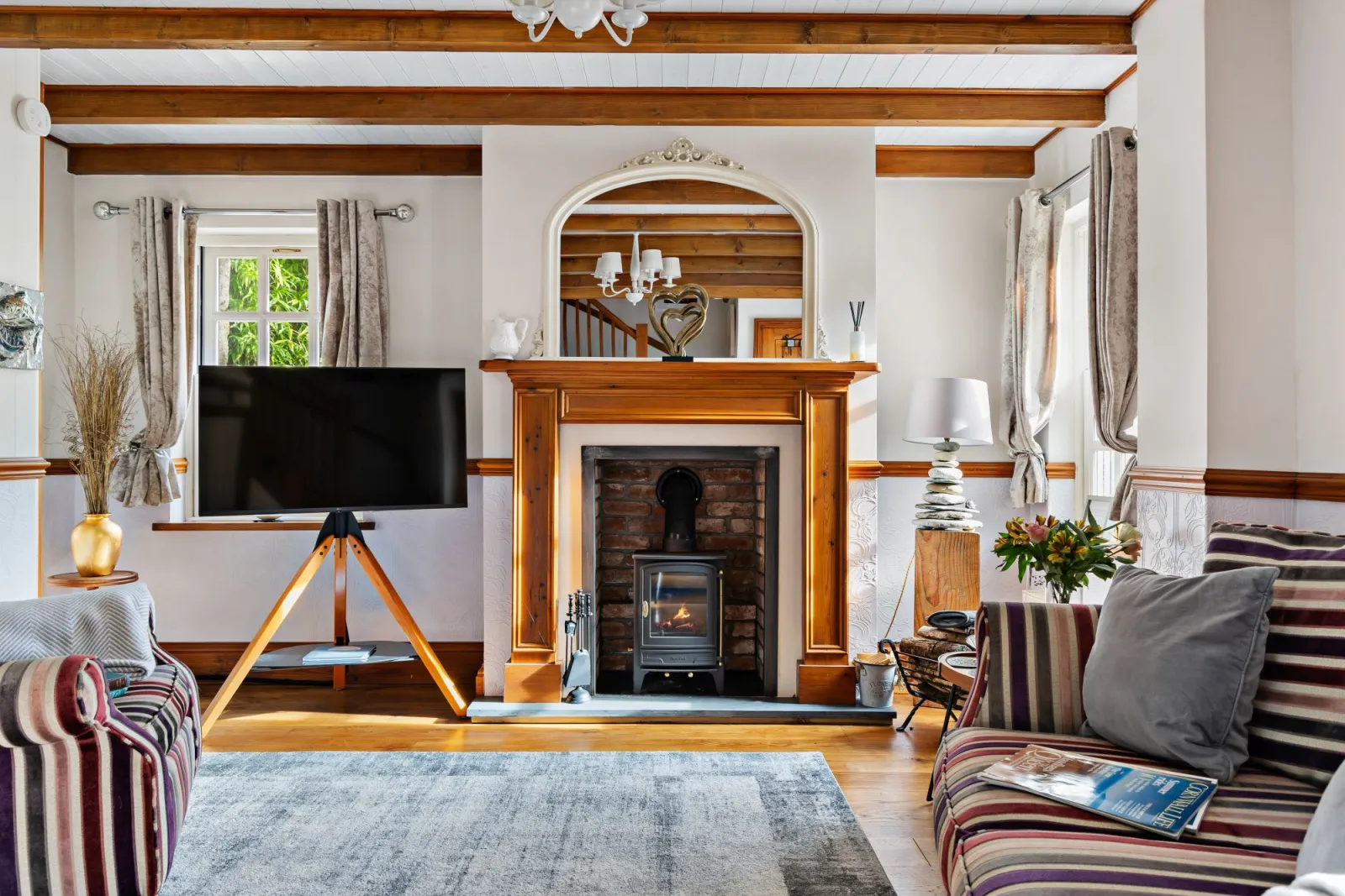Living rom with Smart TV and free WiFi and fireplace - Beryas Cottage