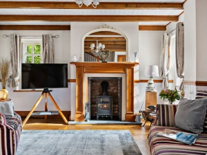 Living rom with Smart TV and free WiFi and fireplace - Beryas Cottage