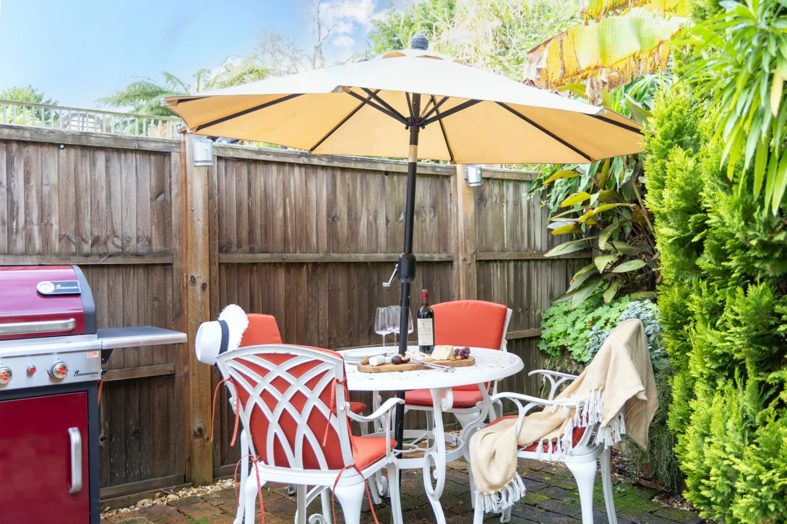 Furnished patio area with BBQ - Beryas Cottage