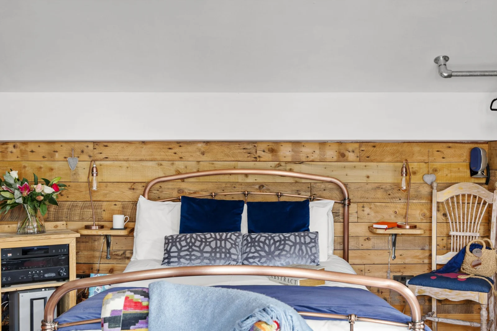 Bed with bedside tables and lamps - Porth Chapel