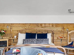 Bed with bedside tables and lamps - Porth Chapel