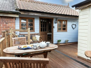 Furnished deck - Porth Chapel