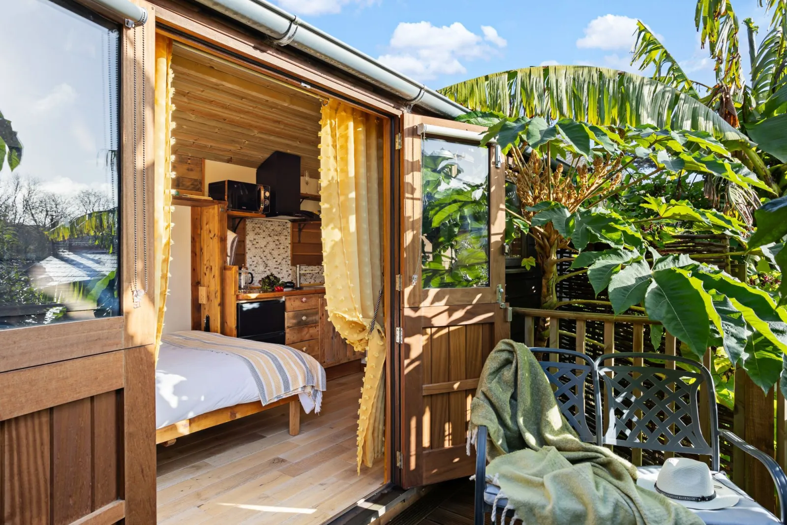 Looking into property from decking - Poldhu