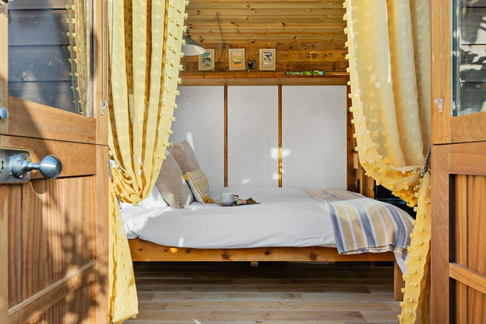 Pouble bed on wooden bedframe - Poldhu