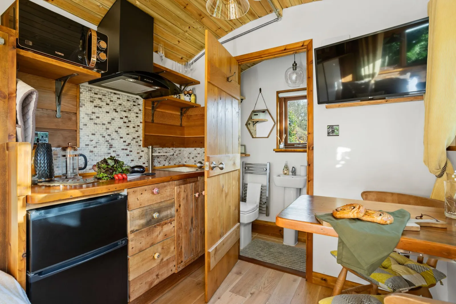 Kitchen with single ring induction hob, fridge freezer and microwave - Poldhu