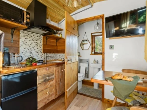 Kitchen with single ring induction hob, fridge freezer and microwave - Poldhu