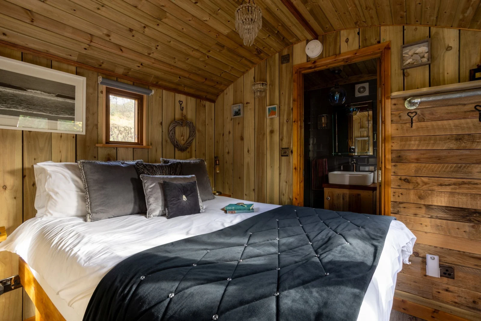 Bedroom with double bed and access to en suite - Pedney