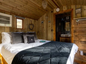 Bedroom with double bed and access to en suite - Pedney