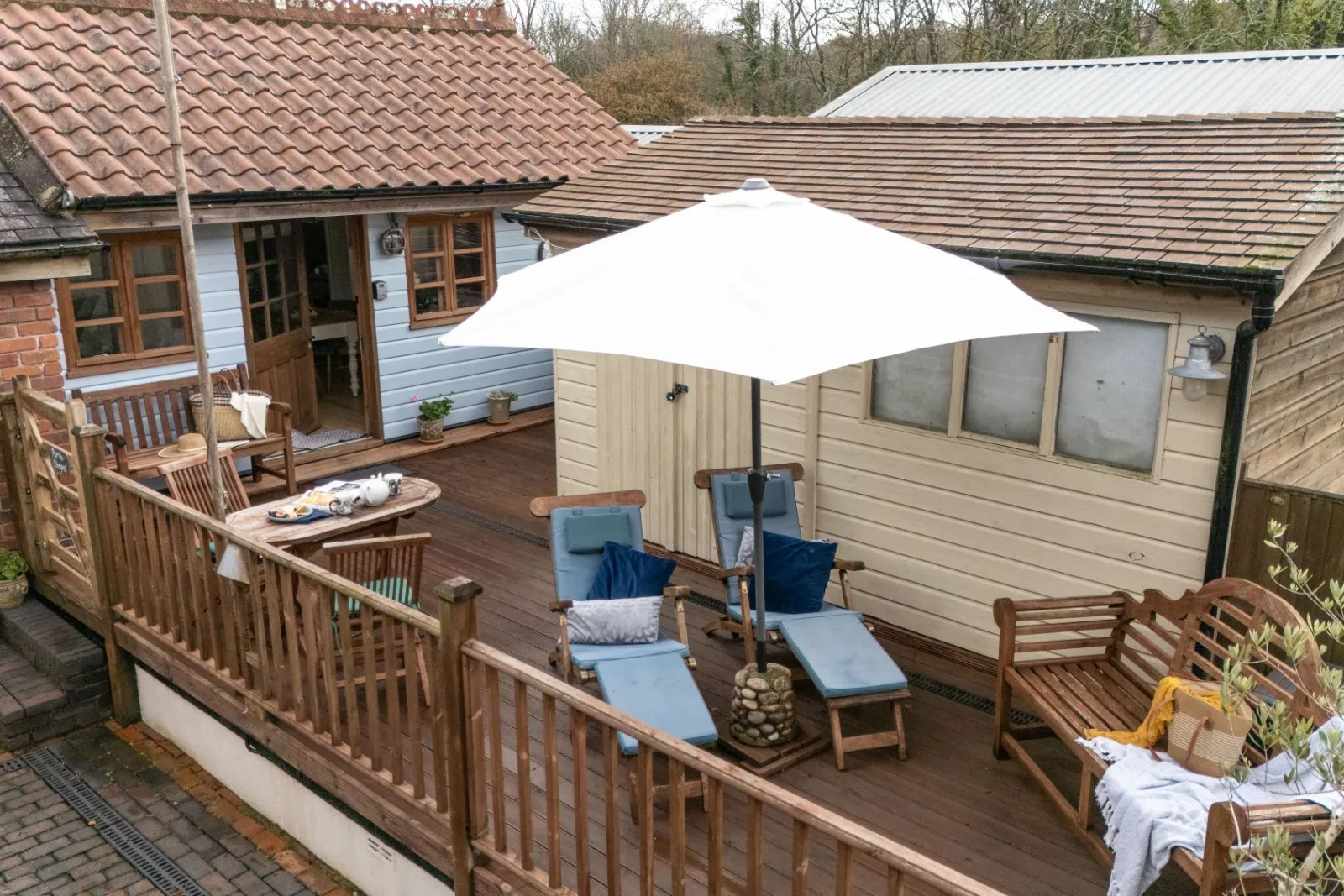 Sun loungers, outdoor area, Log cabin - Porth Chapel within Buryas bridge collection 