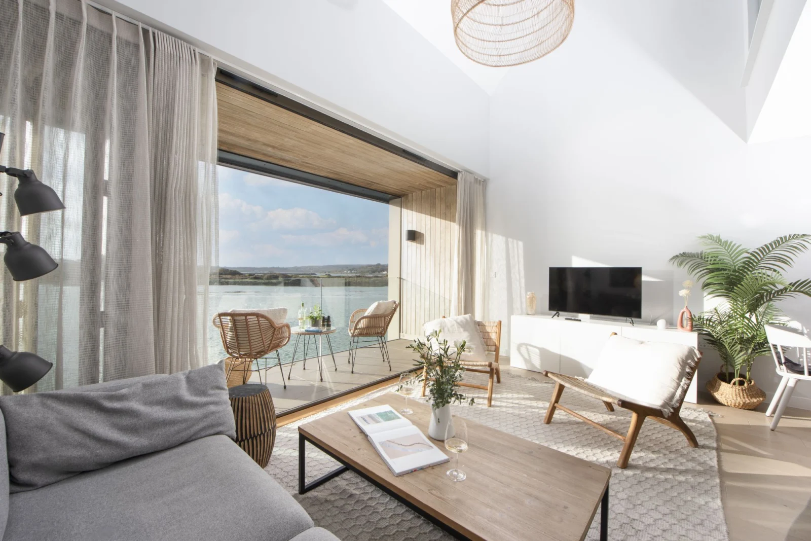 Living area with smart TV - 10 Cannery Row