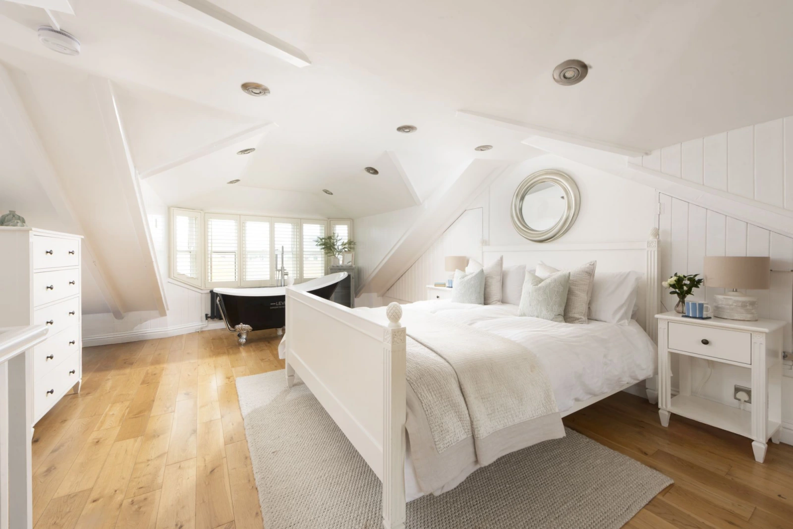 Master bedroom with roll top bath in window - Happy Days Cottage