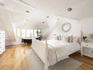Master bedroom with roll top bath in window - Happy Days Cottage