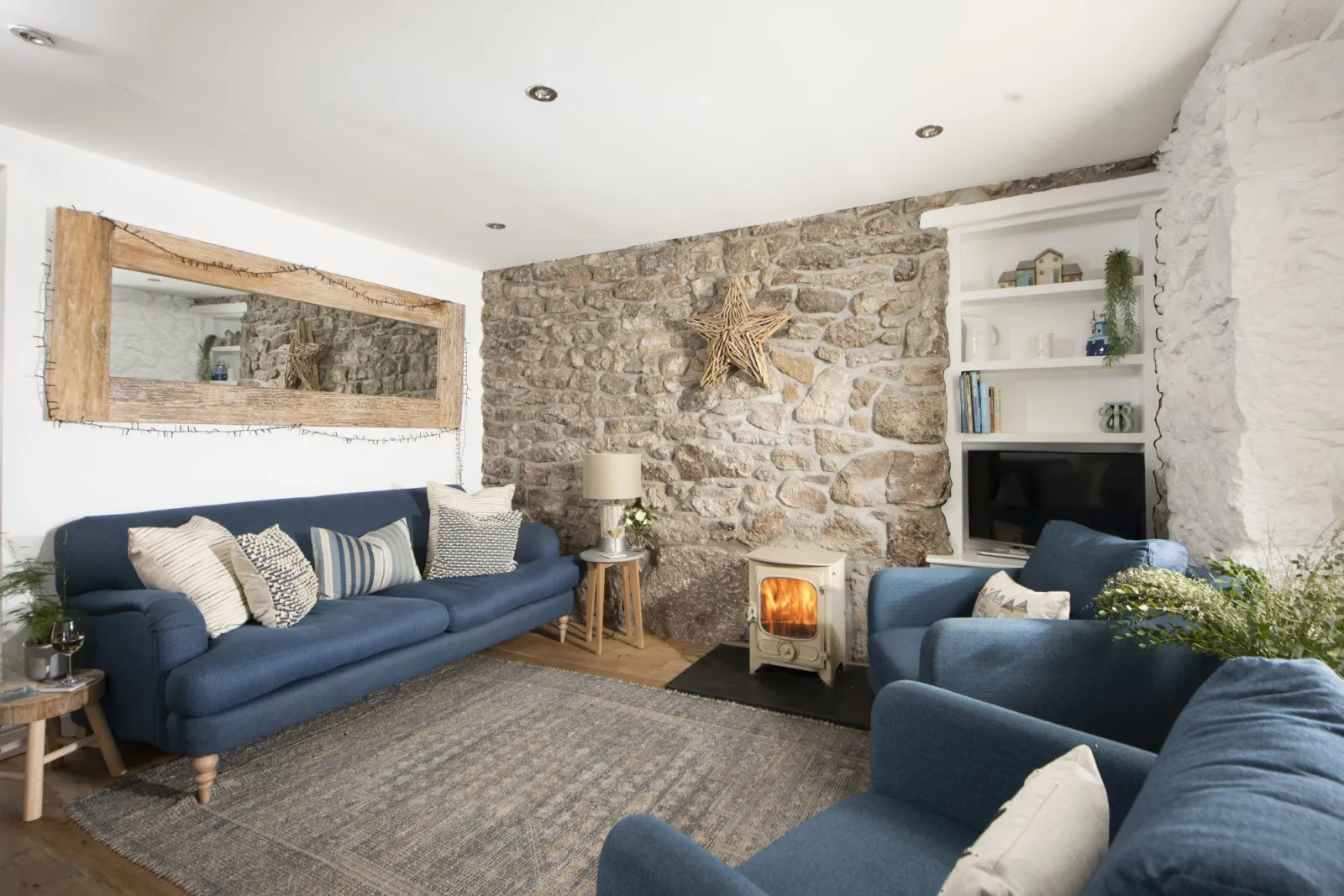 Living room with sofa and armchairs - Happy Days Cottage