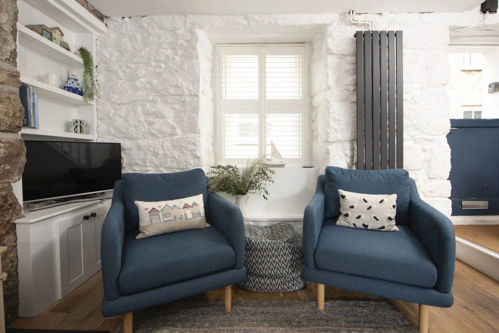 Smart TV with free wifi and armchairs in living room - Happy Days Cottage