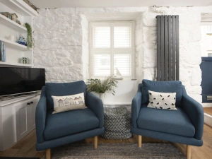 Smart TV with free wifi and armchairs in living room - Happy Days Cottage