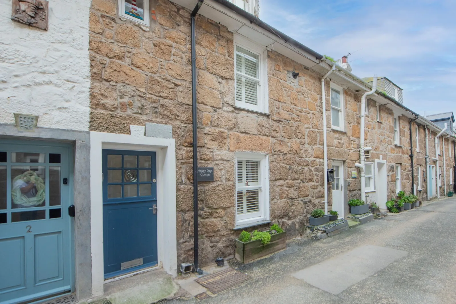 Street view and property entrance - Happy Days Cottage