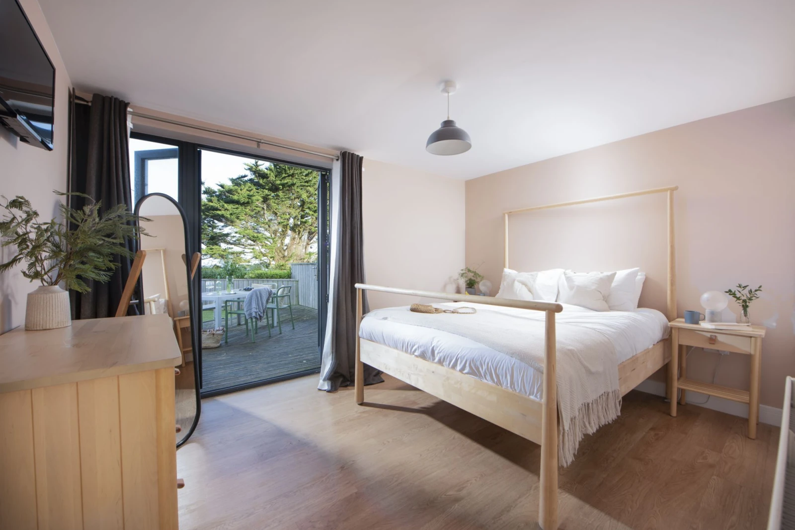 Master bedroom with access to garden via decked area - Cloud 10
