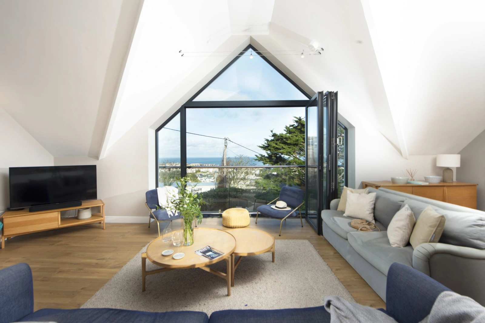 Comfortable living area - Cloud 10