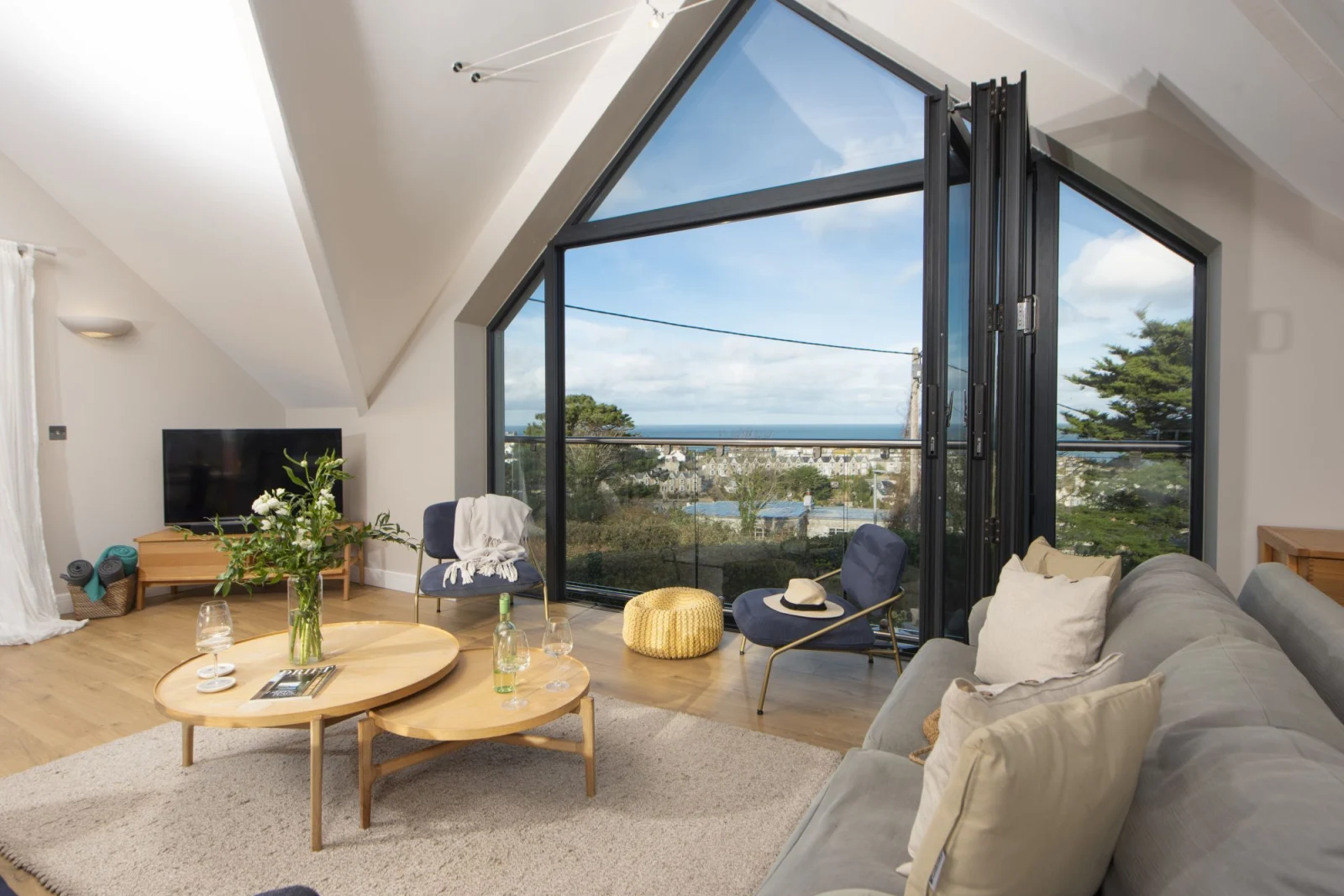 Living room with tri fold doors and sea views - Cloud 10