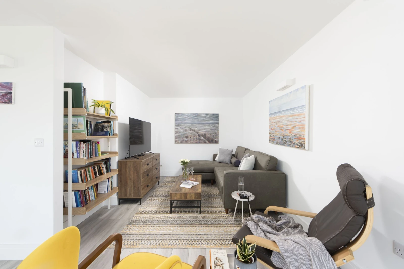 Living area with Smart TV and free WiFi - Redshank