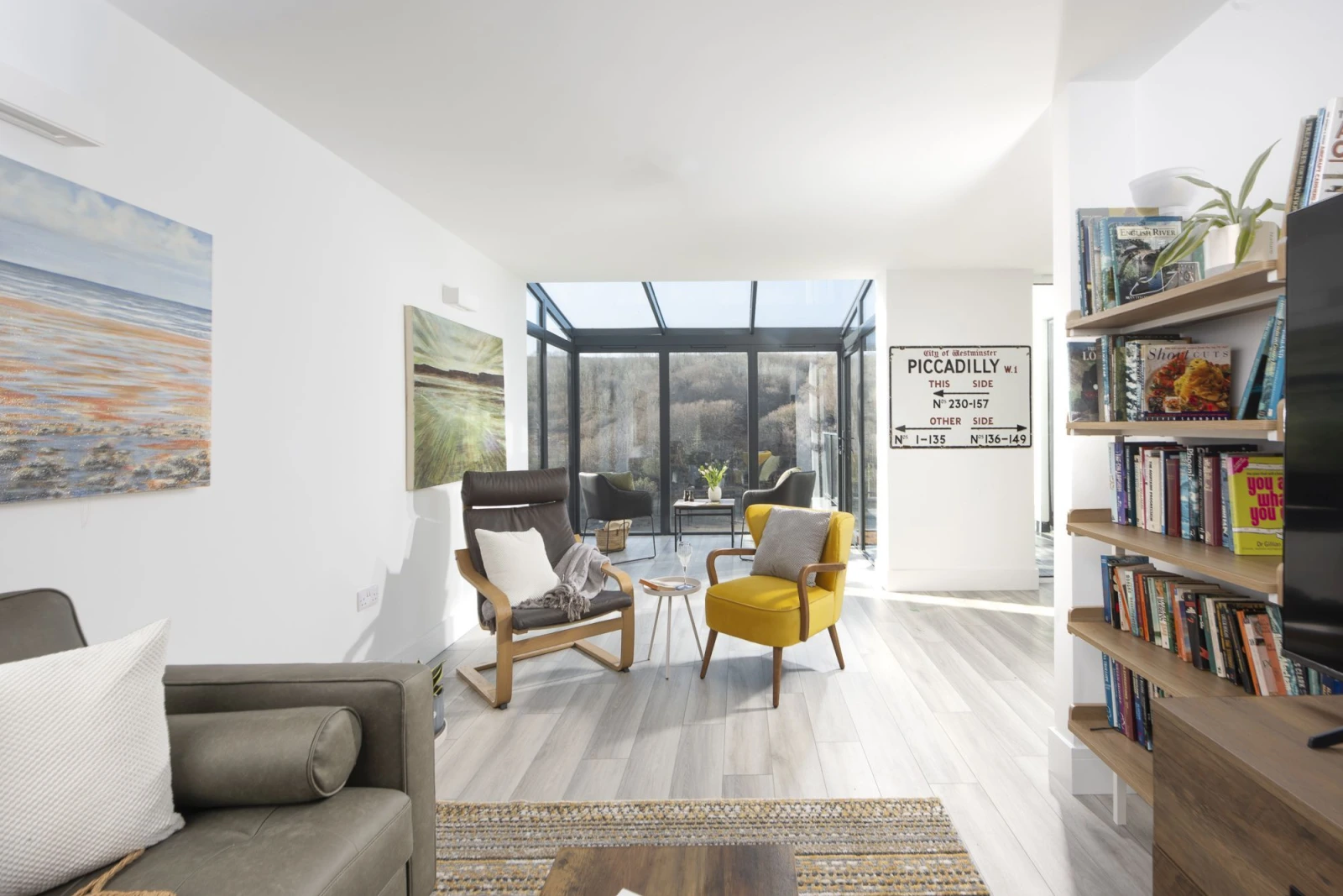 Open plan living with fantastic decorative touches - Redshank